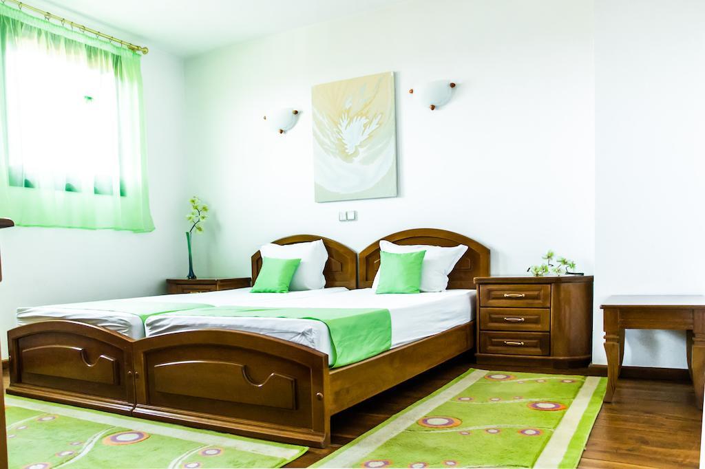 ارباناسي Family Hotel Elegance الغرفة الصورة