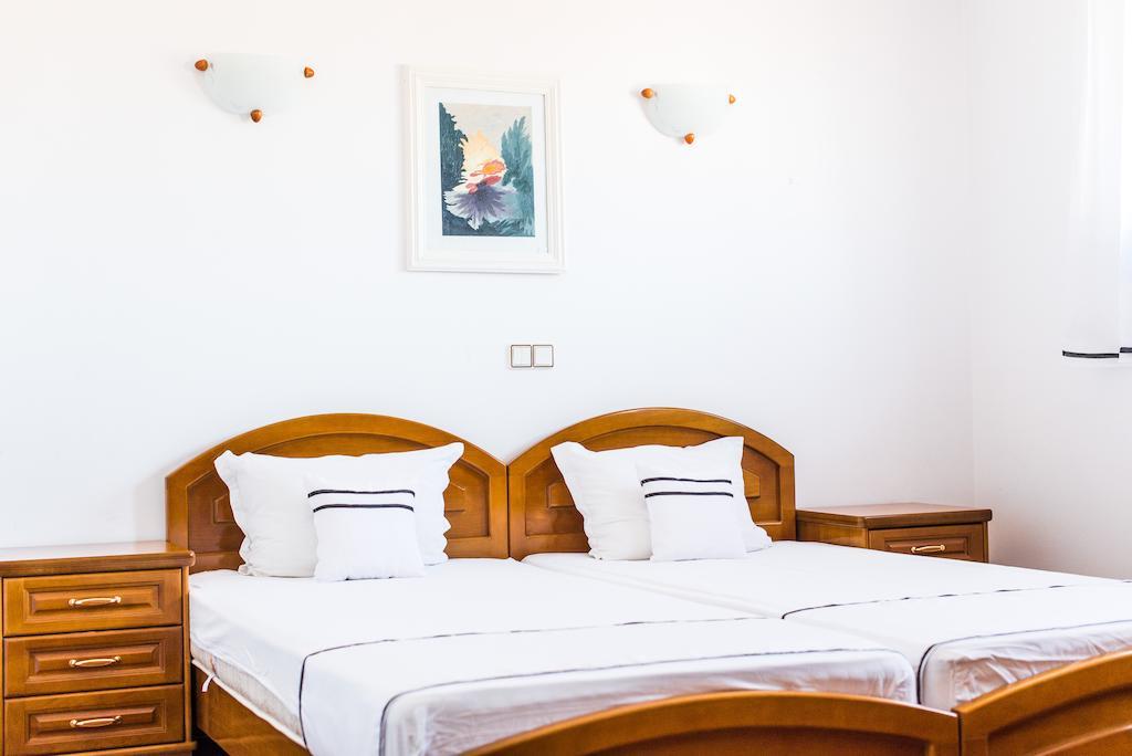 ارباناسي Family Hotel Elegance الغرفة الصورة