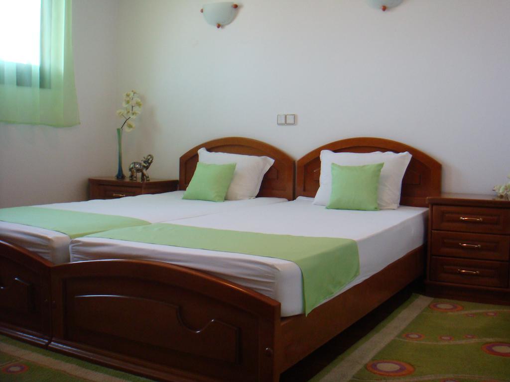 ارباناسي Family Hotel Elegance الغرفة الصورة