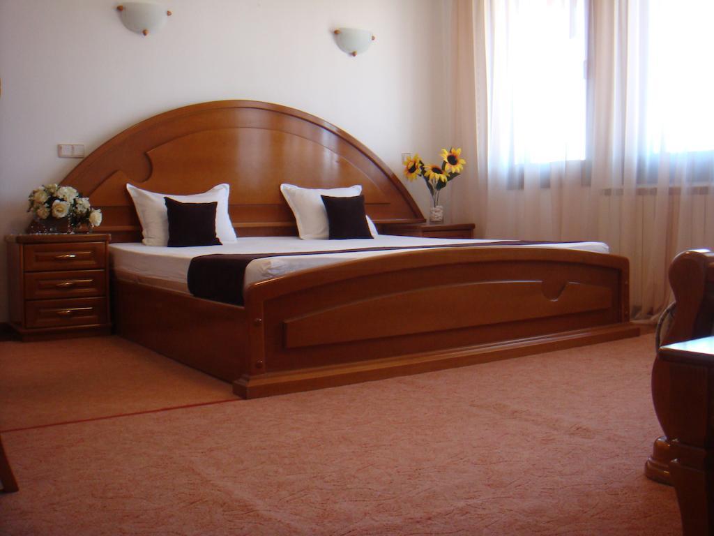 ارباناسي Family Hotel Elegance الغرفة الصورة